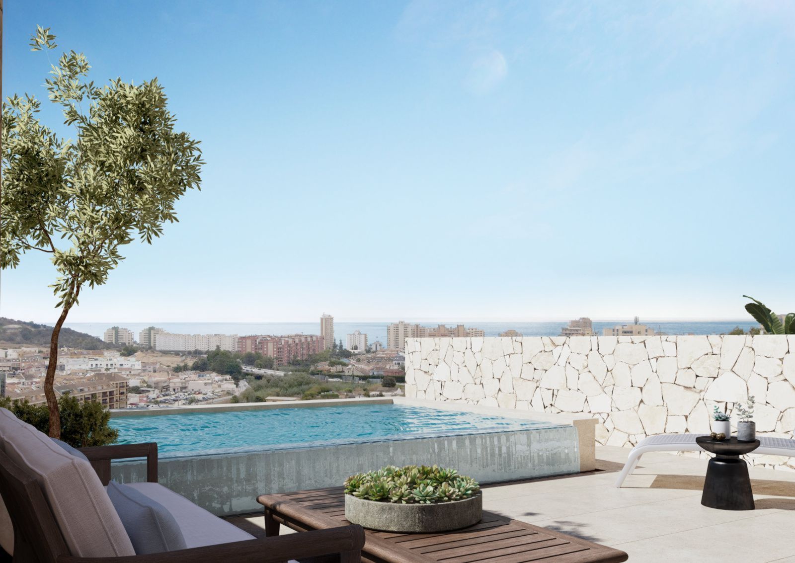 Moderner Balkon mit Stadt- und Meerblick, Pool, Liegestühlen und Grünflächen.